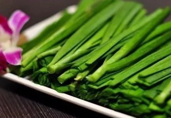 自制韭菜虾粉腥香饵料，野河里钓大草鱼竿竿必中！