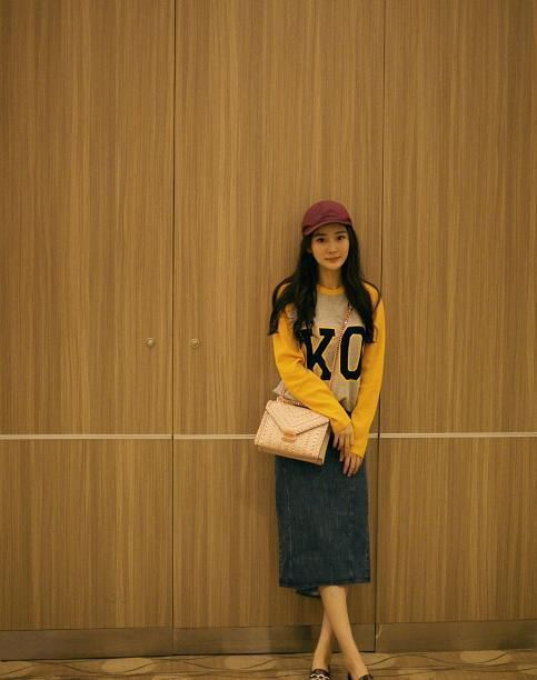 宋妍霏 卫衣搭配什么下装好看?舒适时髦又减龄,展现时尚魅力!