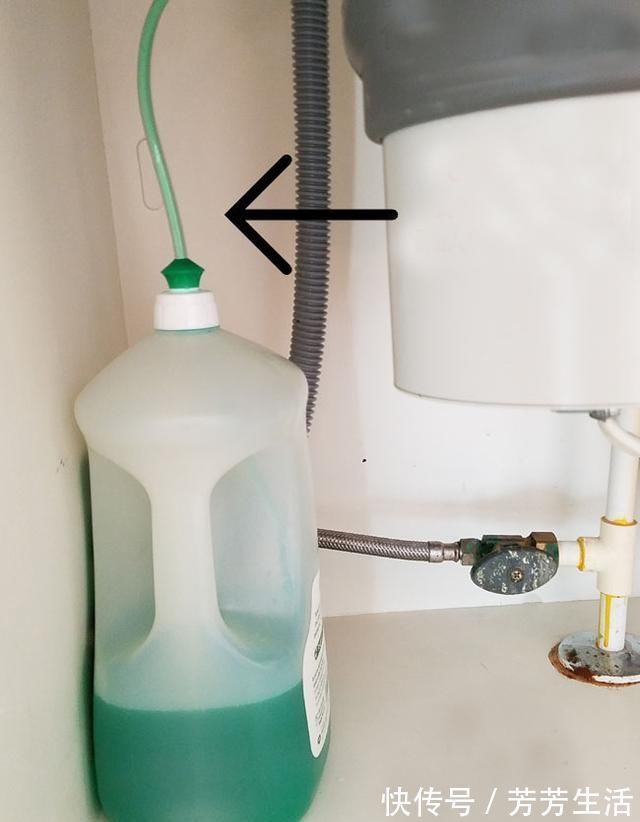 洗了这么多年的碗,才知道打开水槽上的小孔,塞一根软管方便洗碗