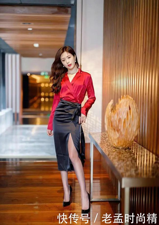 小姐姐这身经典的黑红搭配，穿出了女人味，知性优雅又性感迷人