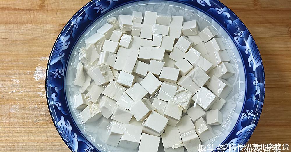 孩子|海鲜菇和豆腐一起做来吃，10分钟上桌，汤鲜味好，给孩子吃不错