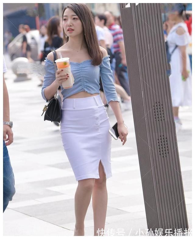 小花边 蓝色一字肩短衫美女搭配白色半裙,蓝白搭配满满的青春活力感