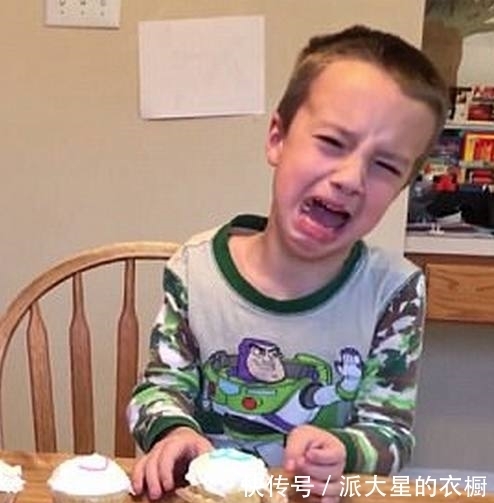 妈妈|兄妹俩一起吃蛋糕,妈妈说自己又怀孕了,他俩的反应亮了!