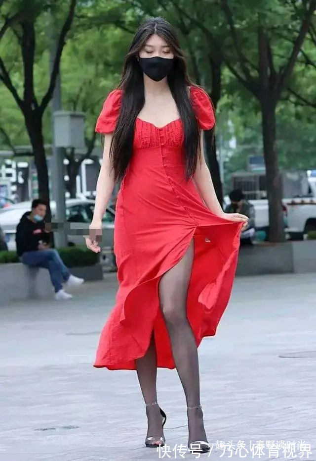 服装 一袭红裙现佳人,艳丽的服装颜色还是很引人注目的