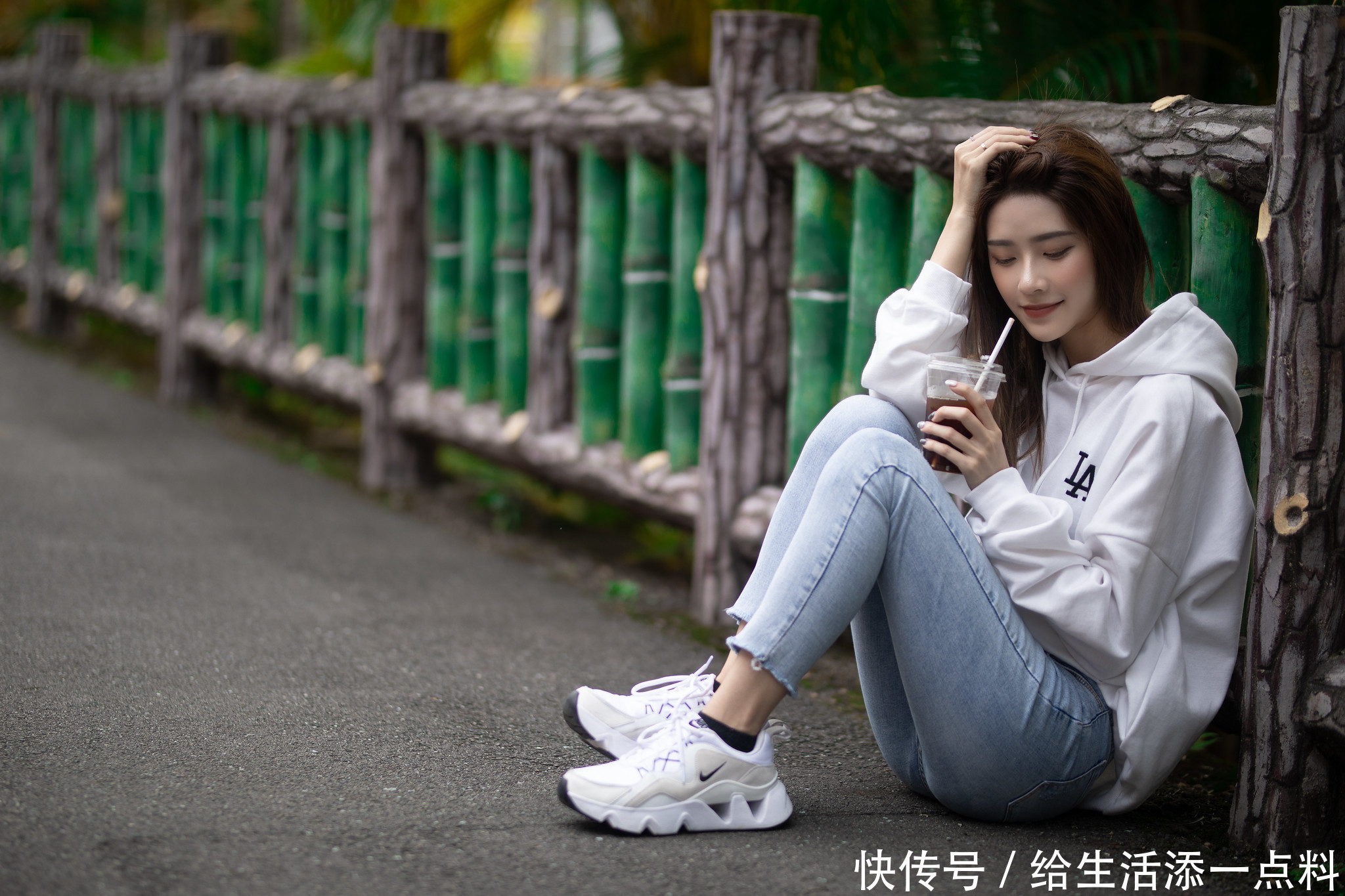 街拍：美女牛仔裤+卫衣时尚又减龄，好气质自带高级感