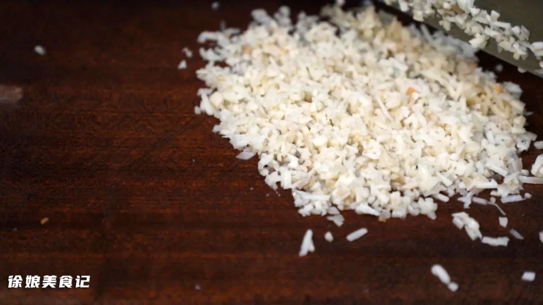 莲藕最有仪式感的做法，加入一个鸡蛋放锅里蒸一蒸，营养又美味，上桌吃光光