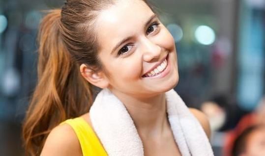 甜食|加速女人衰老的三个行为,熬夜不算什么,第一个可能你经常在做