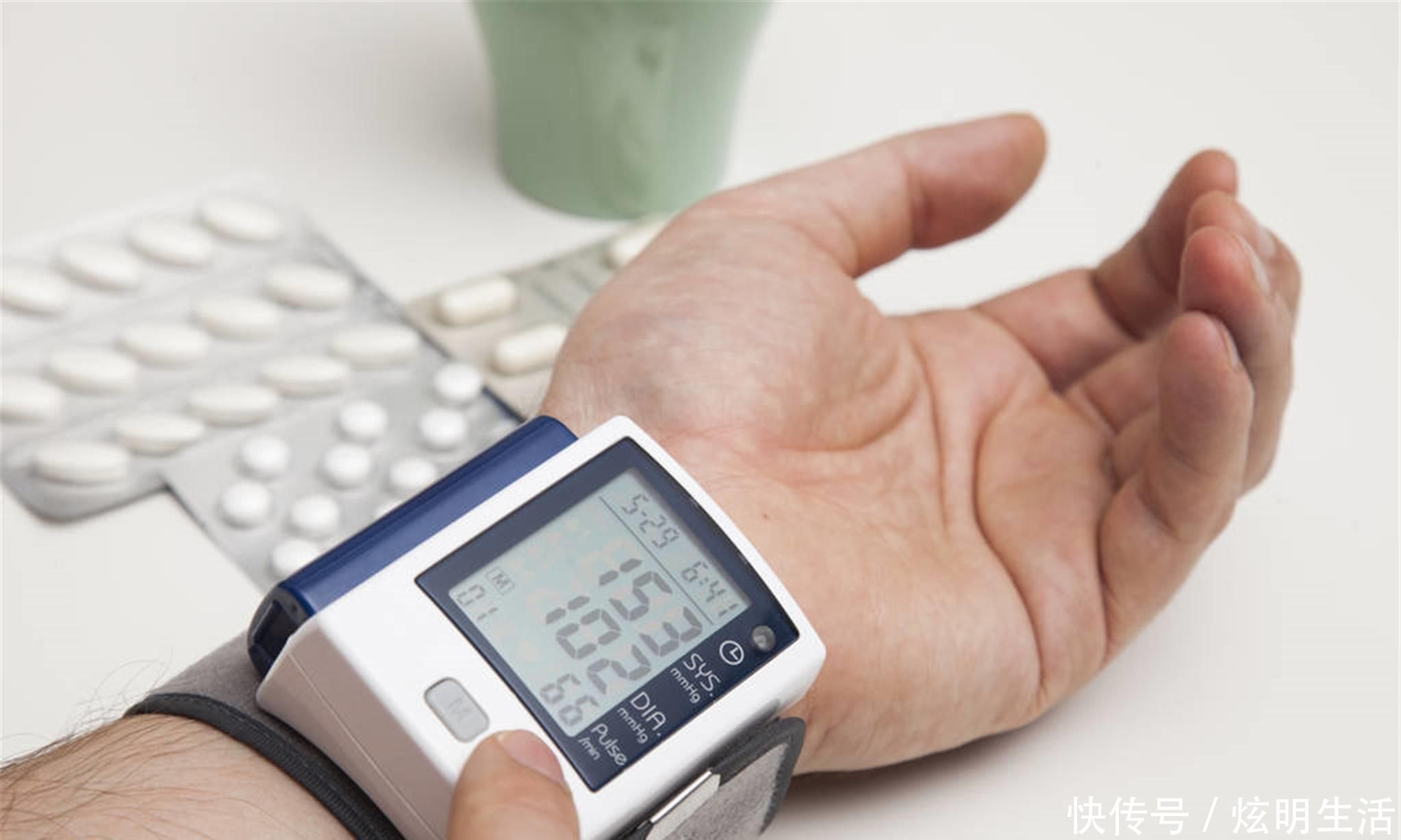 并发症|高血压的“诱因”不是盐,而是它,若想稳定血压,多吃2物