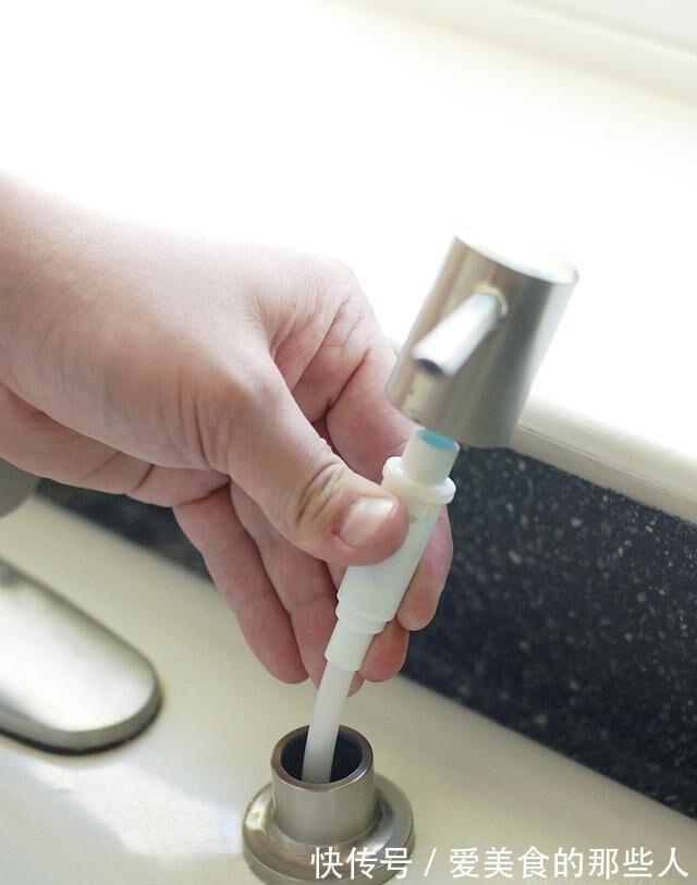 洗了20年碗才发现，水槽边的小孔，用途真厉害，聪明人都在这样用