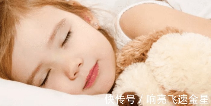 睡着|孩子们睡着之后,如果有这样表现,父母就不用担心大脑发育了!