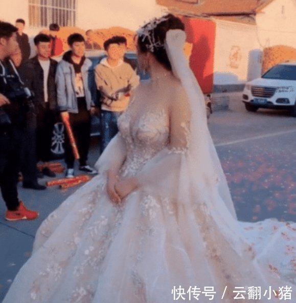 抖音“最洋气新娘”火了,穿“无痕暗纹婚纱”网友羡慕新郎