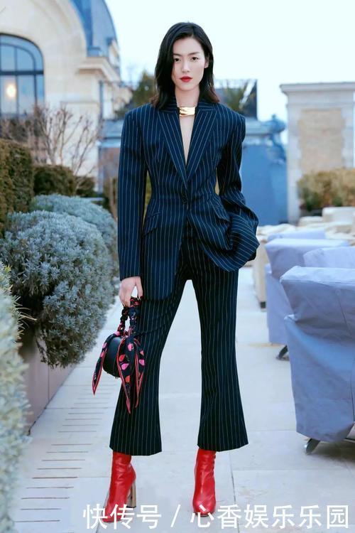 夏末初秋怎么穿快来get刘雯的中性风穿搭，真的高级又时髦