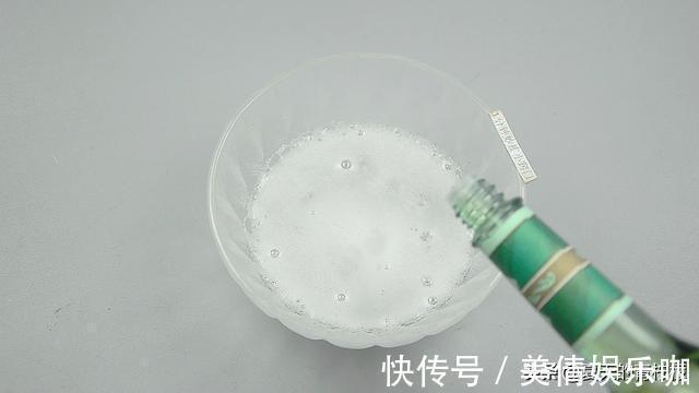 每次洗衣服前倒一碗,不管多脏的衣服,洗完后洁白如新,又学一招