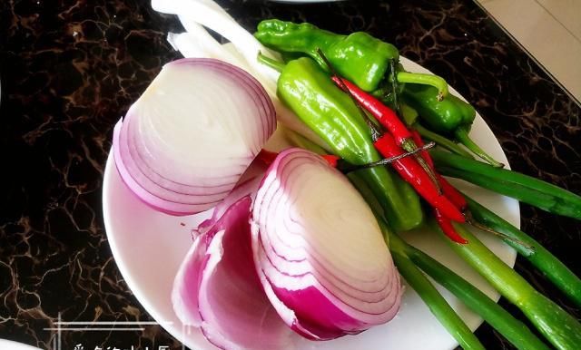 母子俩周四午餐，正儿八经的家常下饭菜，有滋有味一盘馒头不够吃