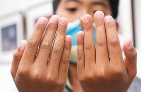 习惯性|为什么孩子总爱“咬指甲”?是什么原因?将来都逃不过这几种结局