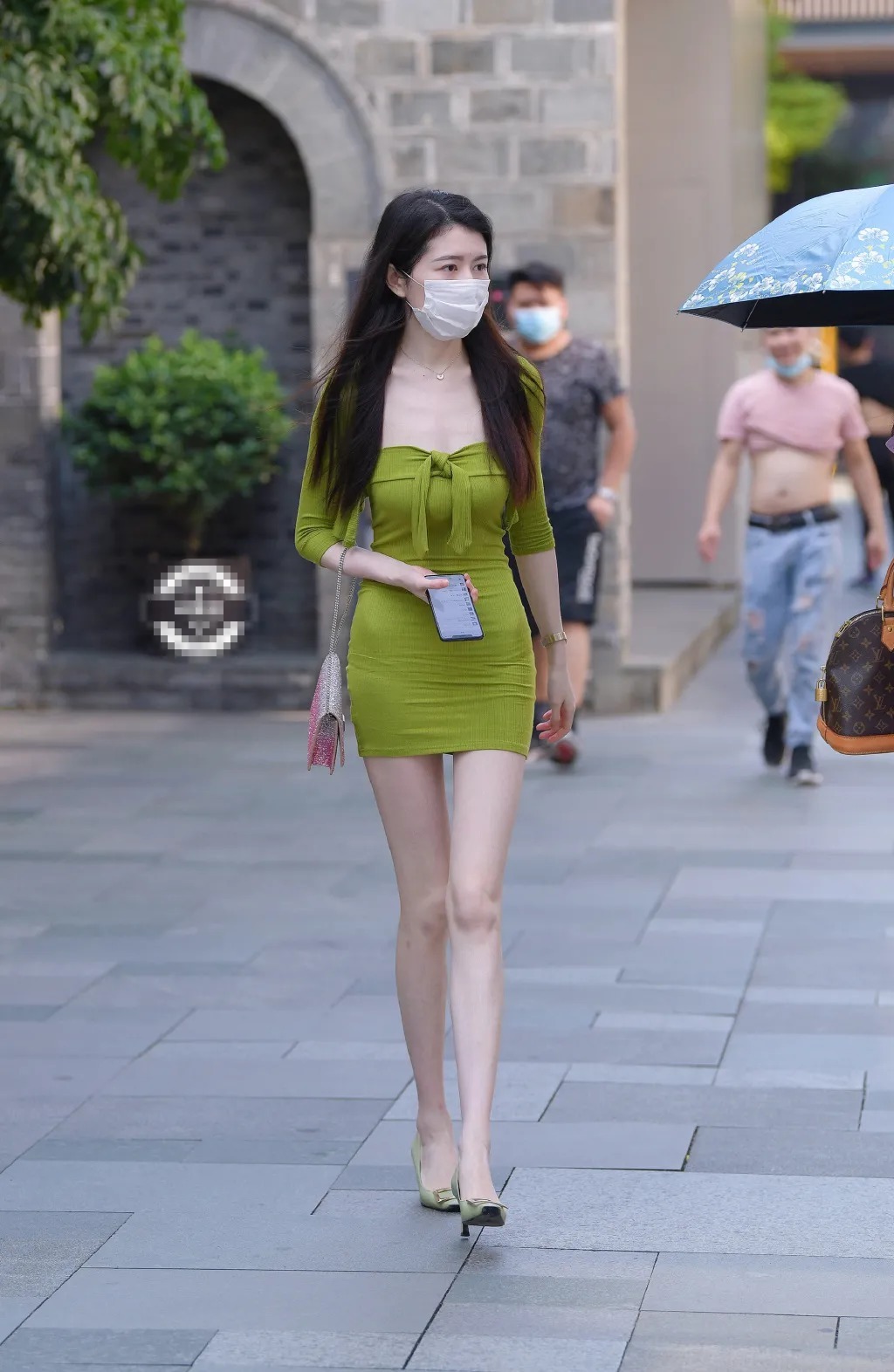 针织紧身裙搭配高跟鞋, 打造黄金比例的好身材