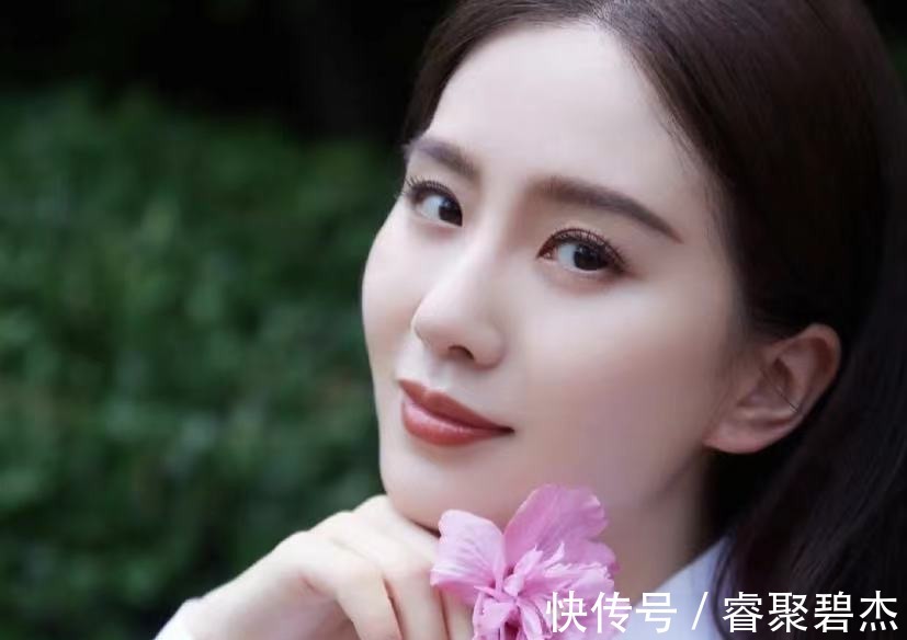 诗诗|如果你的脸有3个特点,说明适合走极简风,纯色的东西很适合你