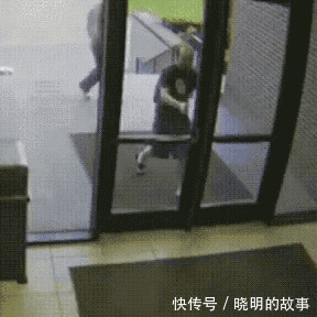 |笑话:一家4口聚一块打麻将,警察赶到,把5人全抓了