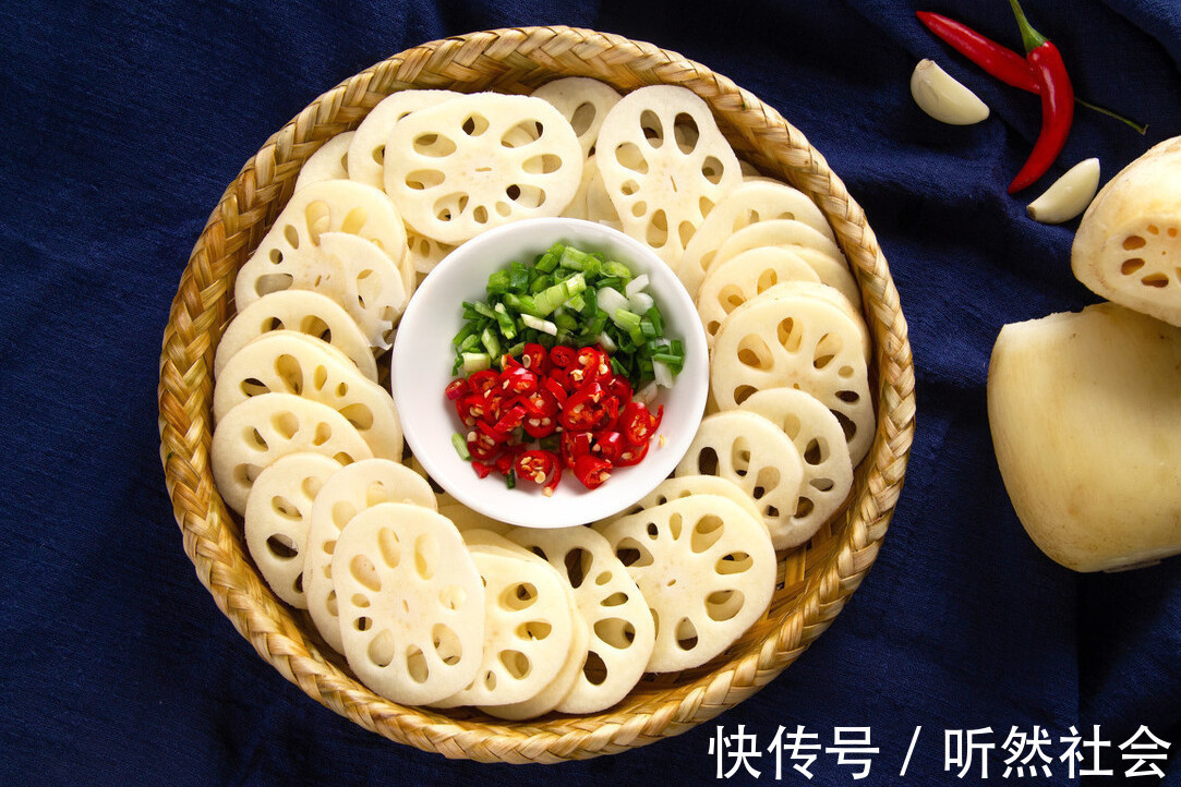 白醋|凉拌藕片,一焯水就发黑教你1个诀窍,藕片白净爽脆,不发黑