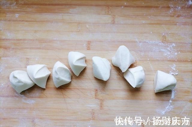 面团|教你做好吃解馋的萝卜粉条素馅饼,皮薄馅大又柔软,凉了也不硬