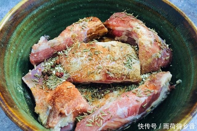 滋滋|烤排骨怎么做最好吃放上调味料,烤得滋滋冒油花,紧致焦香!
