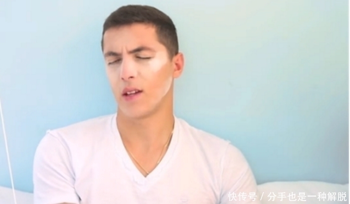 女子|外国女子给男友化妆,化完后比女生还惊艳,女友顿时自愧不如