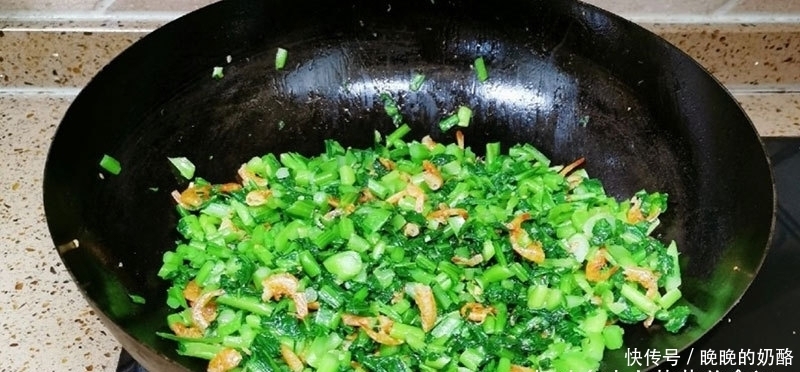 春天,一种碱性蔬菜要常吃,钙含量是牛奶的2.3倍,鲜美还便宜