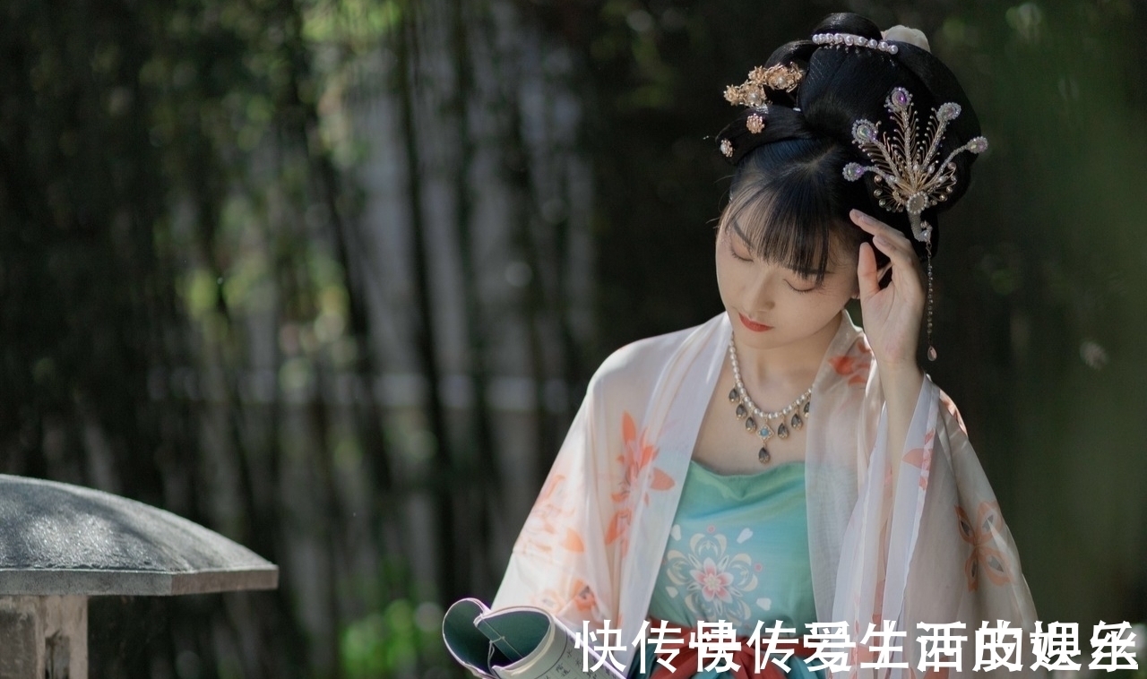 洞庭波$诗·十首丨一卷痴情衫袖瘦,千愁满面鬓丝燃