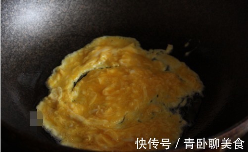 热腾腾的蒸饺,分分钟就搞定,这样和面又薄又筋道,上桌准吃光