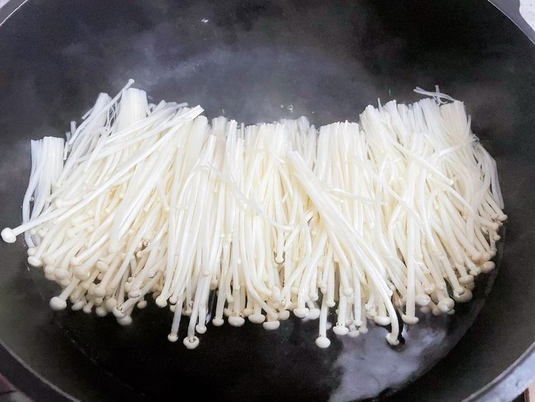 天寒地冻,暖身体适合多吃羊肉,酸菜配羊肉,开胃又下饭