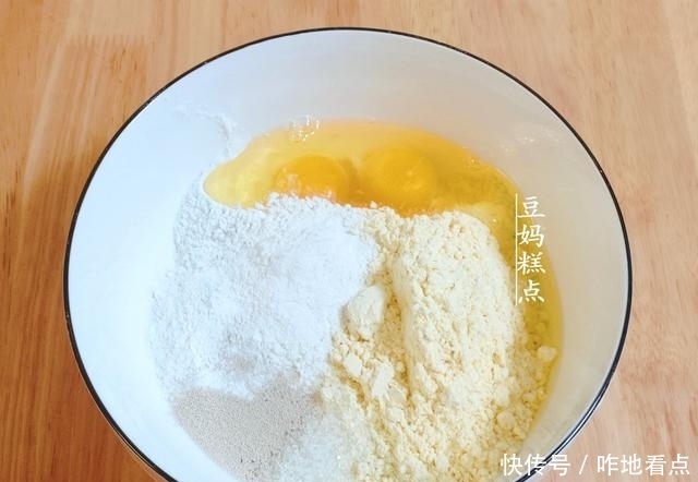 又一道零难度早餐,玉米面松饼,早起5分钟搞定,又软又健康