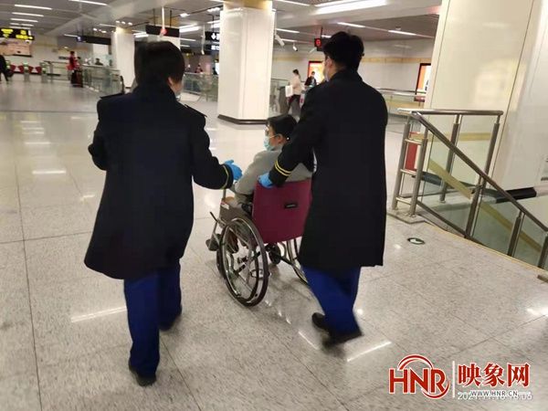 救助|郑州地铁乘客突发疾病 工作人员接力帮忙救助