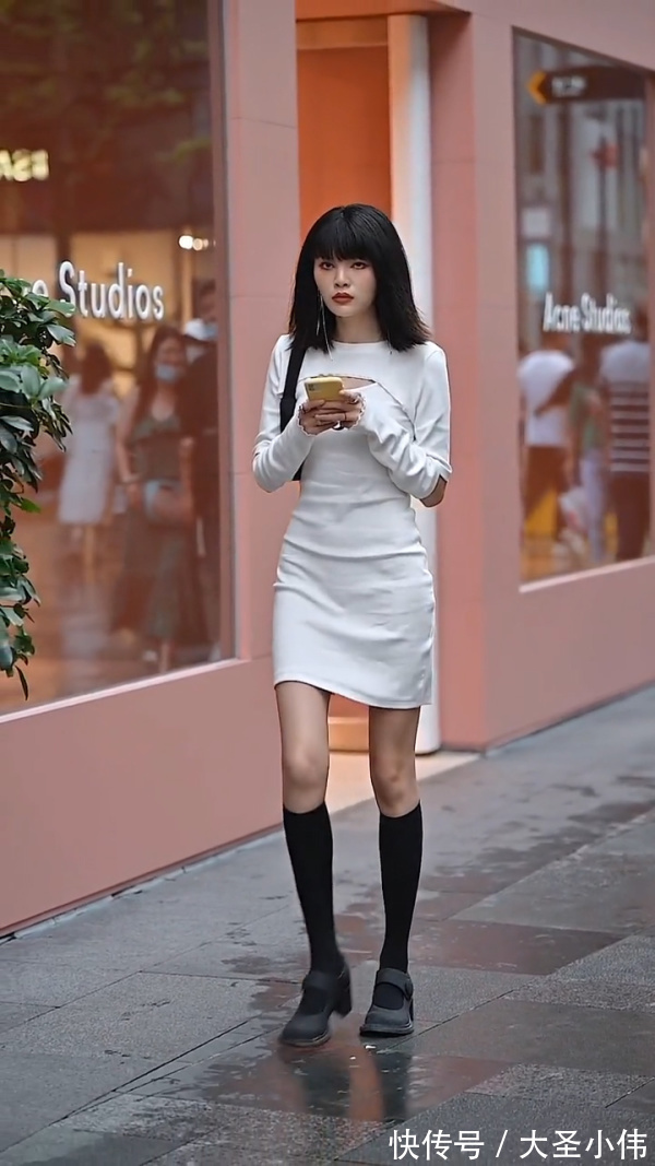 修饰|美女街拍:酷女孩也有专属好气质,小姐姐身穿白色包臀裙,好身材就在眼前