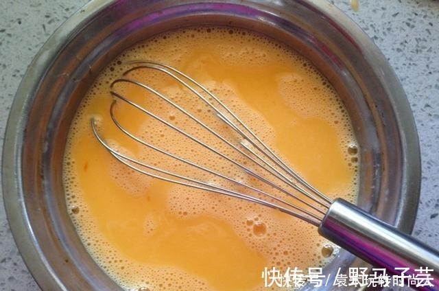 东北人爱吃的“鸡蛋焖子”做法，无需一滴水，咸香微辣，特别下饭