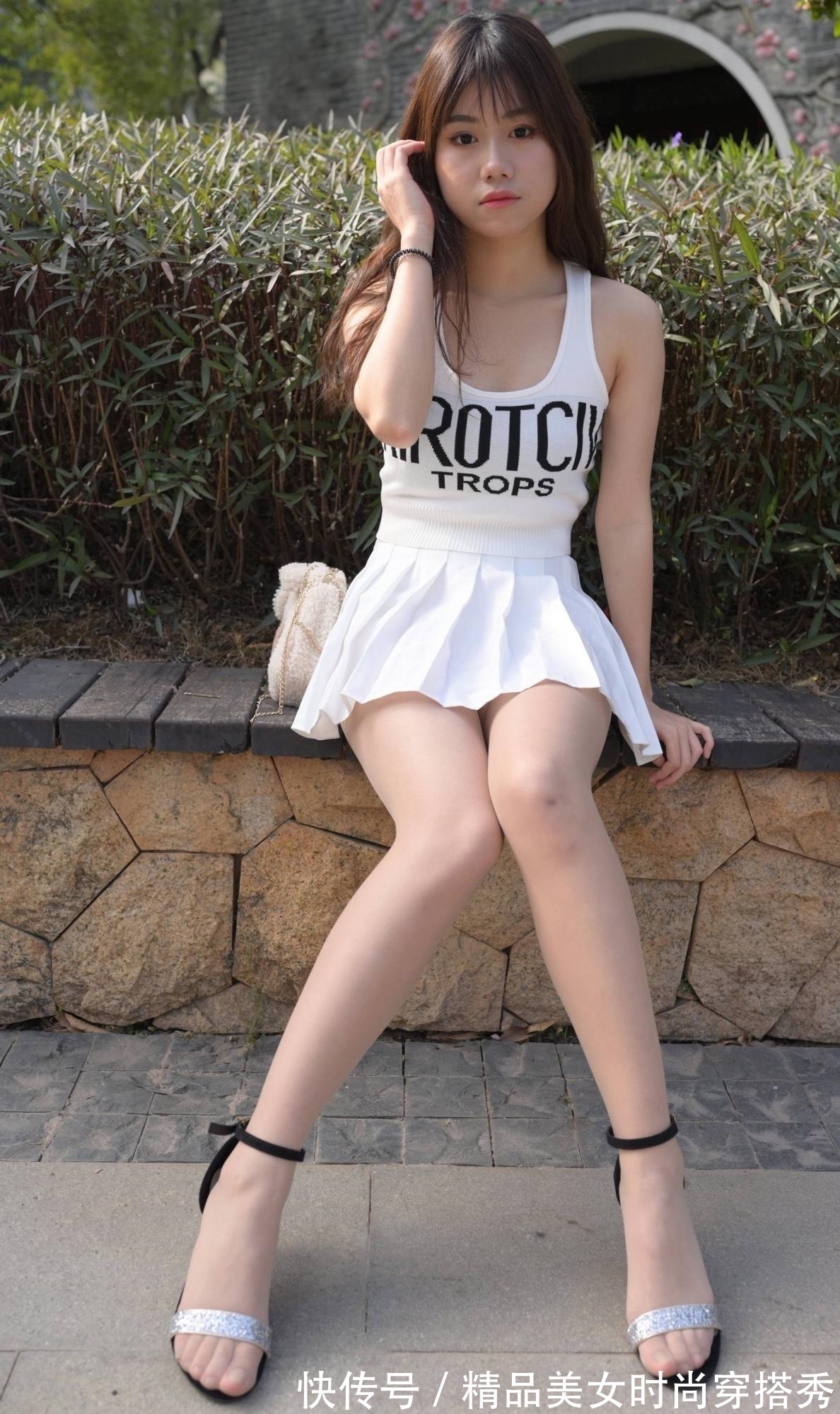 高跟 百褶裙小背心配上一双高跟凉鞋,清凉有型,时尚动人