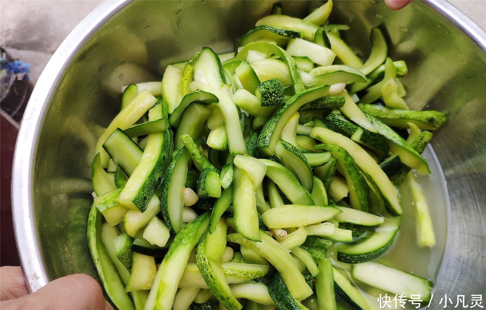 好吃|奶奶用了30多年的腌黄瓜配方,一次腌20斤,嘎嘣脆,咸香特好吃