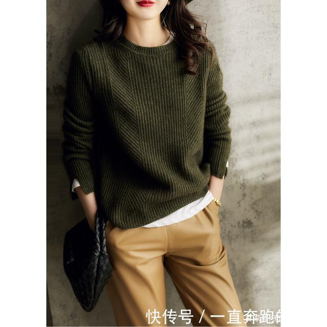 慵懒毛衣+休闲裤，今年特流行的穿搭，上班通勤都贼气质