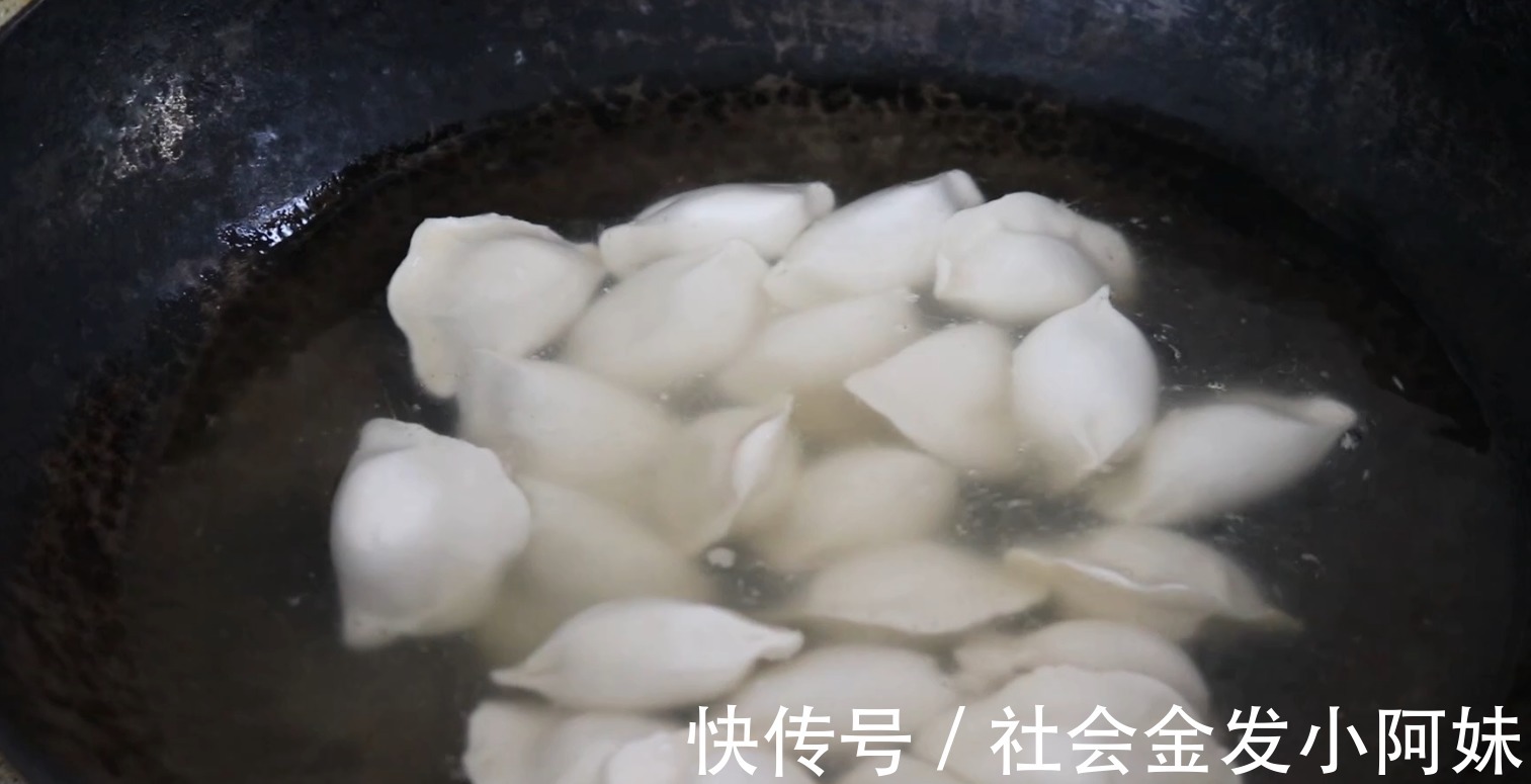 好吃|煮速冻饺子，冷水和开水下锅都不对，教你一招，饺子不破皮又好吃