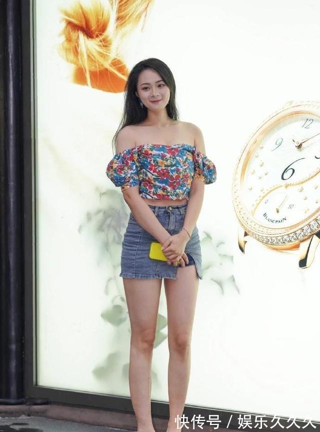 露肩 时尚露肩上衣搭配牛仔超短裙，天生身材高挑小姐姐更加凸显大长腿！