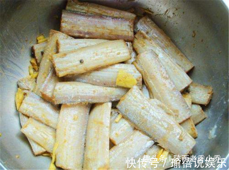 干炸带鱼有诀窍,凉了也不发软,好吃又过瘾,过节请客倍有面