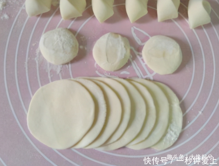 每到冬天，我家最爱的饺子，馅香皮筋道，一口一个吃着太解馋了