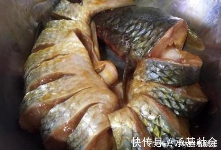 它是鱼腥的“死对头”,炖鱼时放上一点,鱼肉鲜嫩不腥,长见识了