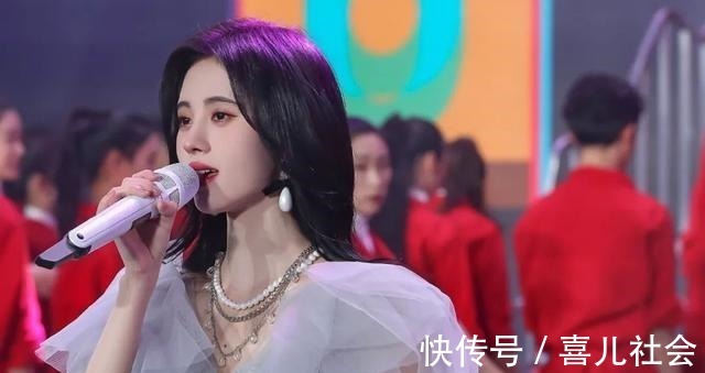 高颅顶 告别假发片,赵露思同款“头包脸”发型超显瘦!