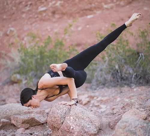 小密|双腿打开,先拉伸再下腰,这样开胯一气呵成