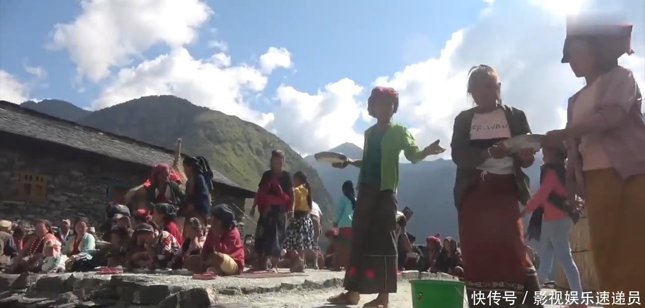 农村|尼泊尔农村大型酒席,场面壮观,只吃一个菜咖喱羊肉配米饭