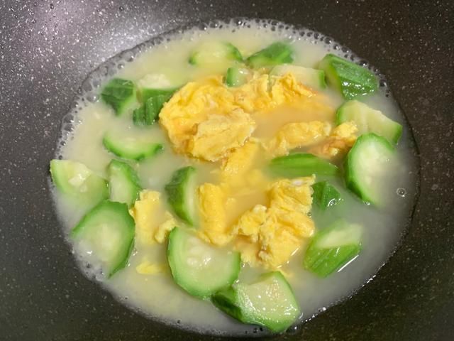 女人再忙也要多喝这碗汤，3块钱煮一锅，比喝骨头汤还爽！