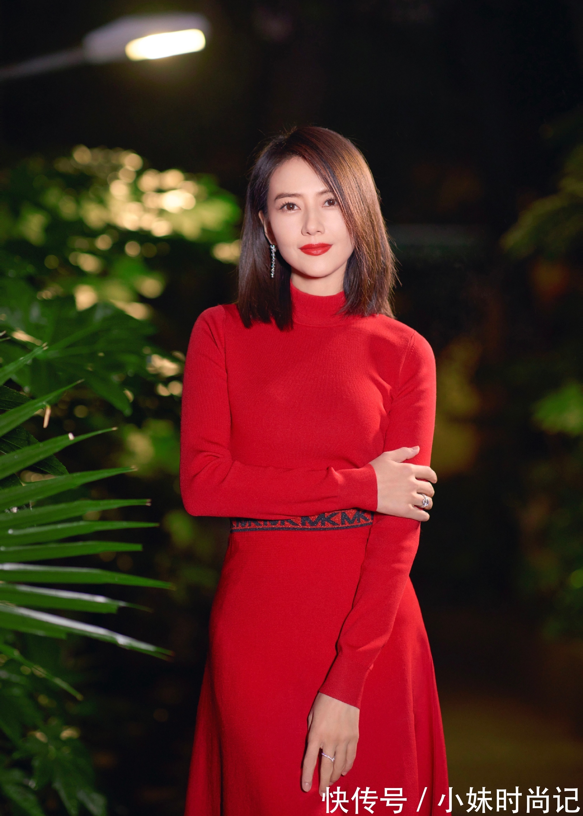 针织连衣裙 这条红色高领针织连衣裙甜美喜庆又大气,而且很优雅。