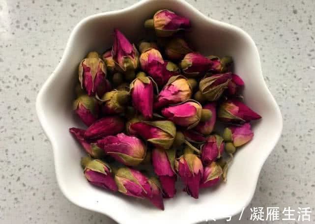 肝气郁结|玫瑰花和此物一起泡,每天一杯,美白祛斑,气血足了,脸色更红润