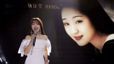 单亲、离婚、困境，《逆光》唱哭背后，那英胡静杨钰莹张柏芝王鸥的坎坷人生