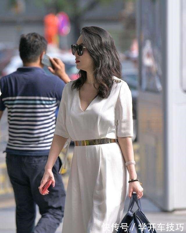 搭配 黑色裸肩吊带搭配黑色牛仔打底裤,时尚之余比较活泼,修身显身材!